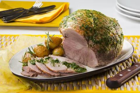 Pääsiäiskinkku_pestolla.webp