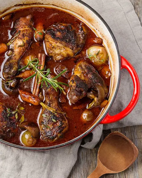 appelsiinilla-maustettu-coq-au-vin.webp
