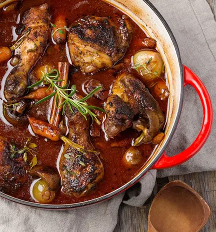 appelsiinilla-maustettu-coq-au-vin.webp