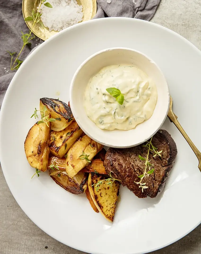 Atria-Mestari-Kimmon-liekitetyt-sisäfileepihvit,-karamellisoidut-juurekset-ja-raikas-creme-fraiche--kastike.webp