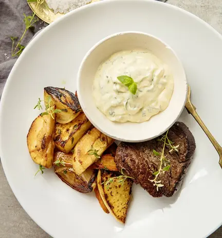 Atria-Mestari-Kimmon-liekitetyt-sisäfileepihvit,-karamellisoidut-juurekset-ja-raikas-creme-fraiche--kastike.webp