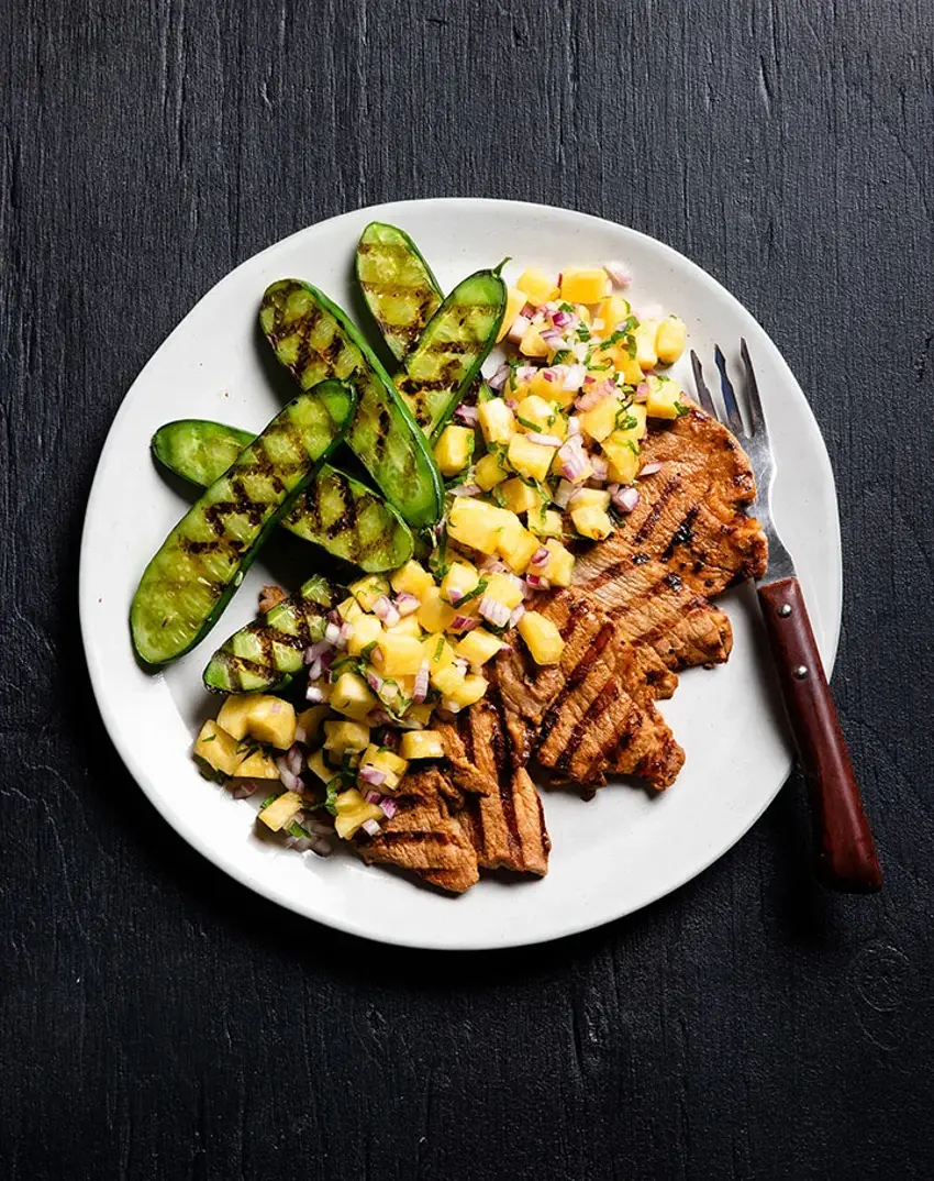 Savuista-possun-kassleria,-grillattua-kurkkua-ja-ananasrelissiä.webp