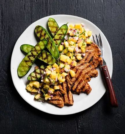 Savuista-possun-kassleria,-grillattua-kurkkua-ja-ananasrelissiä.webp